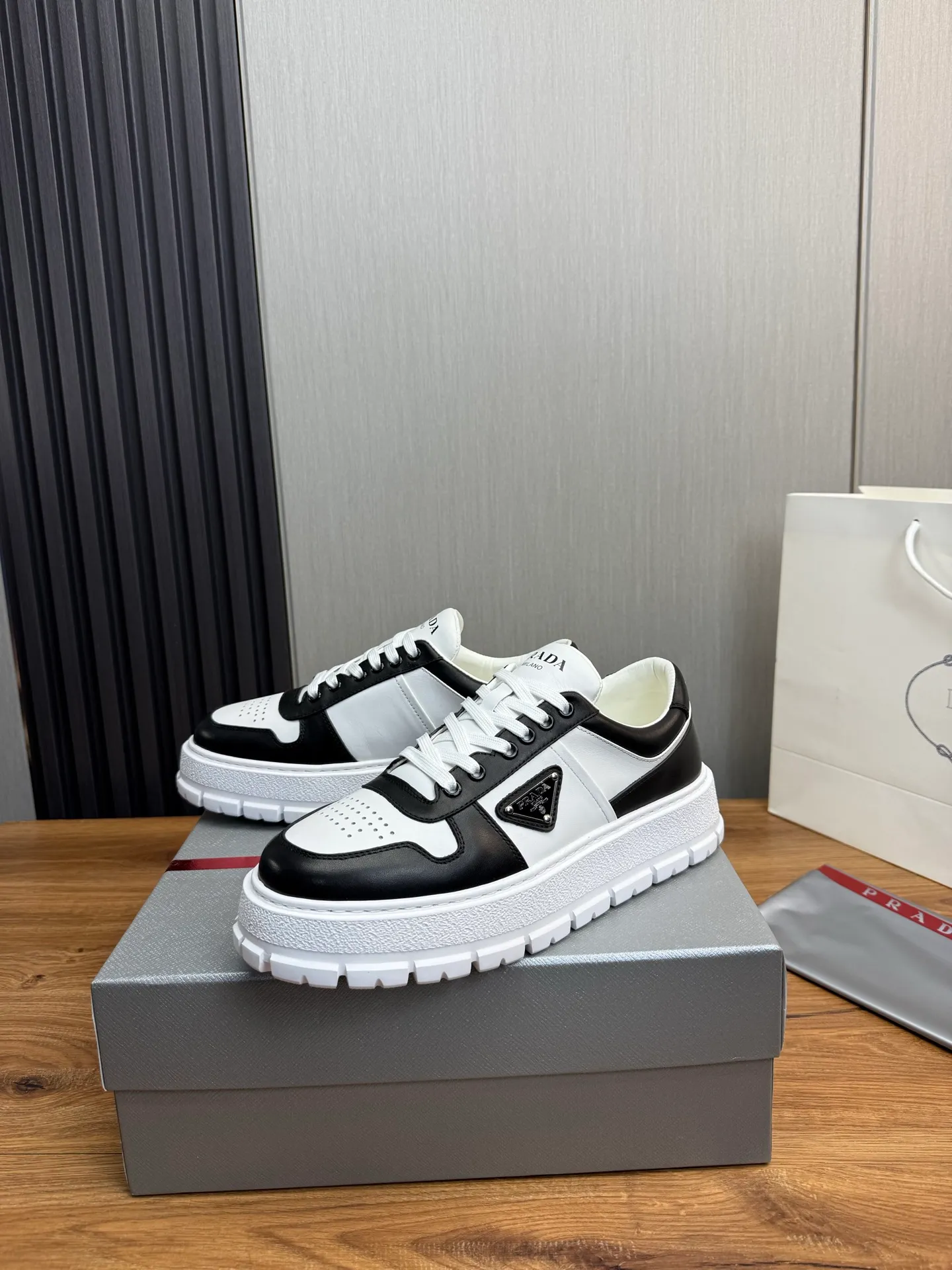 Men's shoes 💰620💰 [PRADA] Autumn and winter hot men's shoes are shipped 👏Official website synchronized ⬆️Original fly-woven cowhide fabric + cowhide lining, 1⃣️:1⃣️reproduction, original sole, 38-45 (45. Customized, non-refundable)